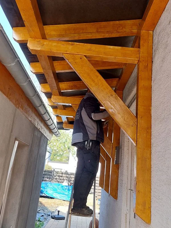 Ref Holzbau Eingangsuedachung 1306 02 Dachbau Dacharbeiten Dachbau Bossert