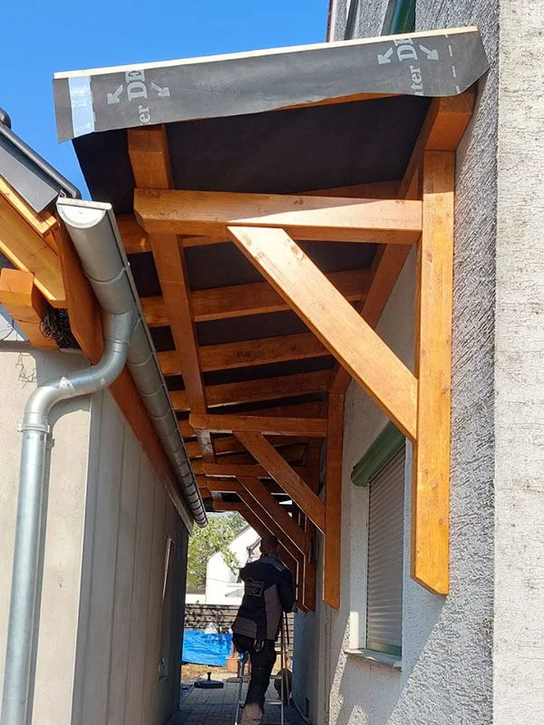 Ref Holzbau Eingangsuedachung 1306 03 Dachbau Dacharbeiten Dachbau Bossert